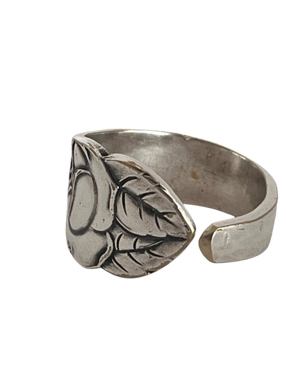 Ring af gammelt bestik med behagelig pasform, let og markant rosenring i sølvplet med patina, lavet af Monnas Smykkedesign