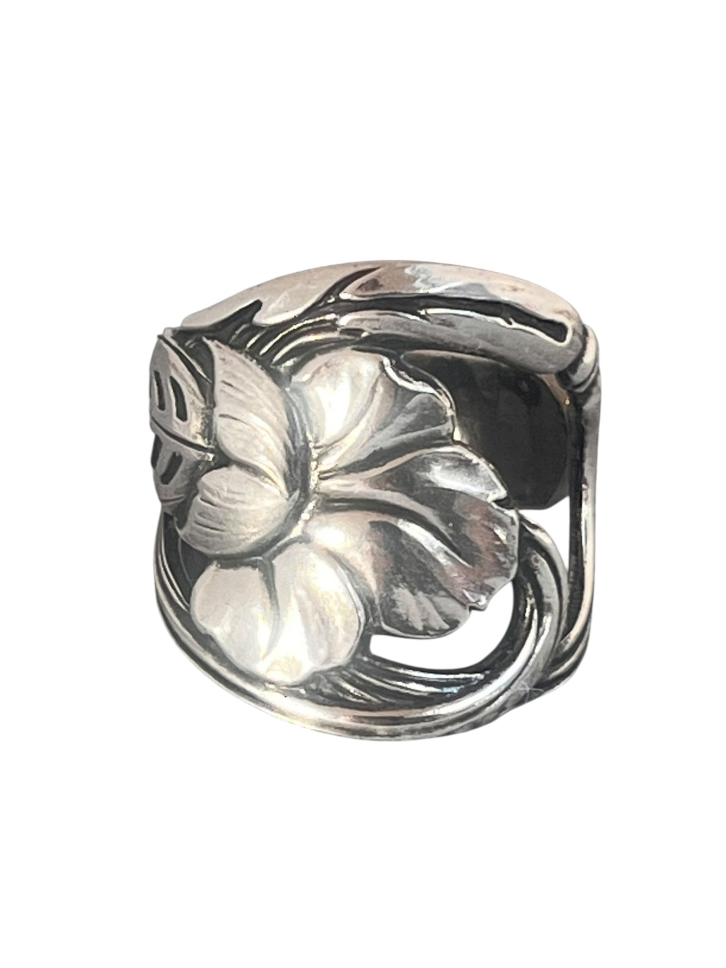 Stor og solid ske ring med roemotiv, håndlavet ring af gammelt bestik i gammeldags og nostalgisk stil, lavet af Monnas Smykkedesign