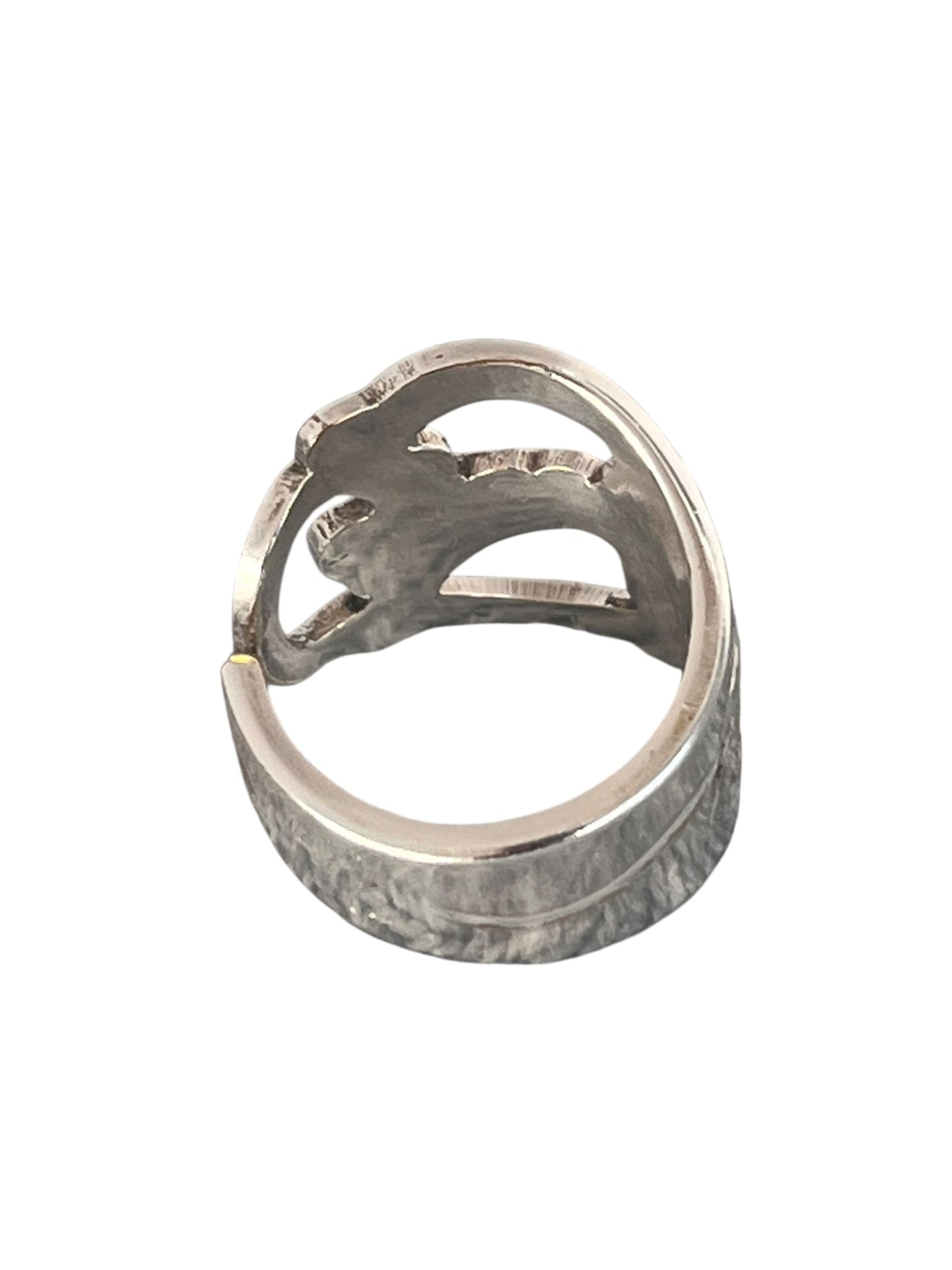 Populær ske ring med krummelurer og åbent mønster, kunstnerisk ring af gammelt bestik som fylder smukt, lavet af Monnas Smykkedesign