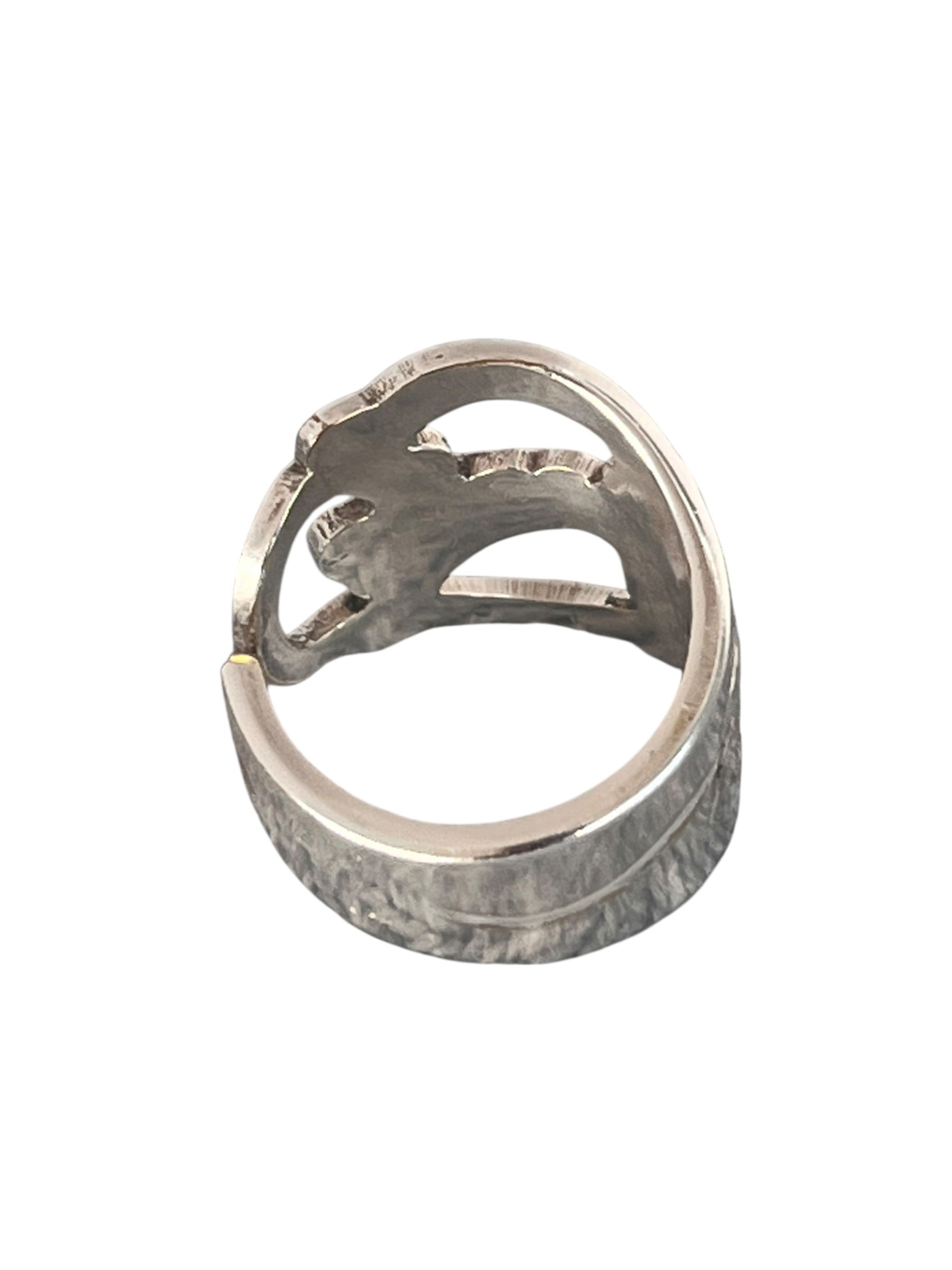 Populær ske ring med krummelurer og åbent mønster, kunstnerisk ring af gammelt bestik som fylder smukt, lavet af Monnas Smykkedesign