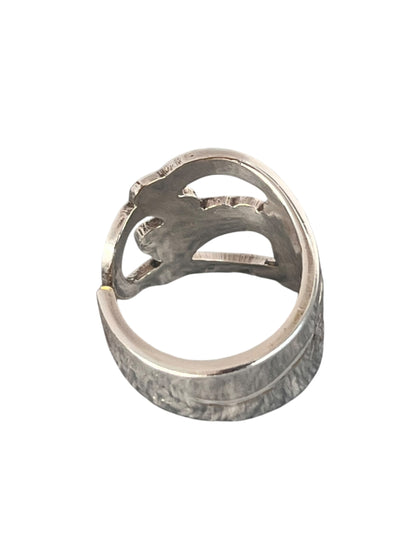 Populær ske ring med krummelurer og åbent mønster, kunstnerisk ring af gammelt bestik som fylder smukt, lavet af Monnas Smykkedesign
