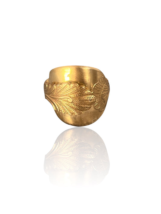 Forgyldt skering lavet af lille mocca-ske med dekorativt bladmotiv, elegant ring af gammelt bestik, lavet af Monnas Smykkedesign