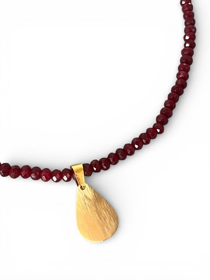Halskæde med krystaller og lille forgyldt dråbeformet blad, granat krystal halskæde med elegant finish lavet af Monnas Smykkedesign