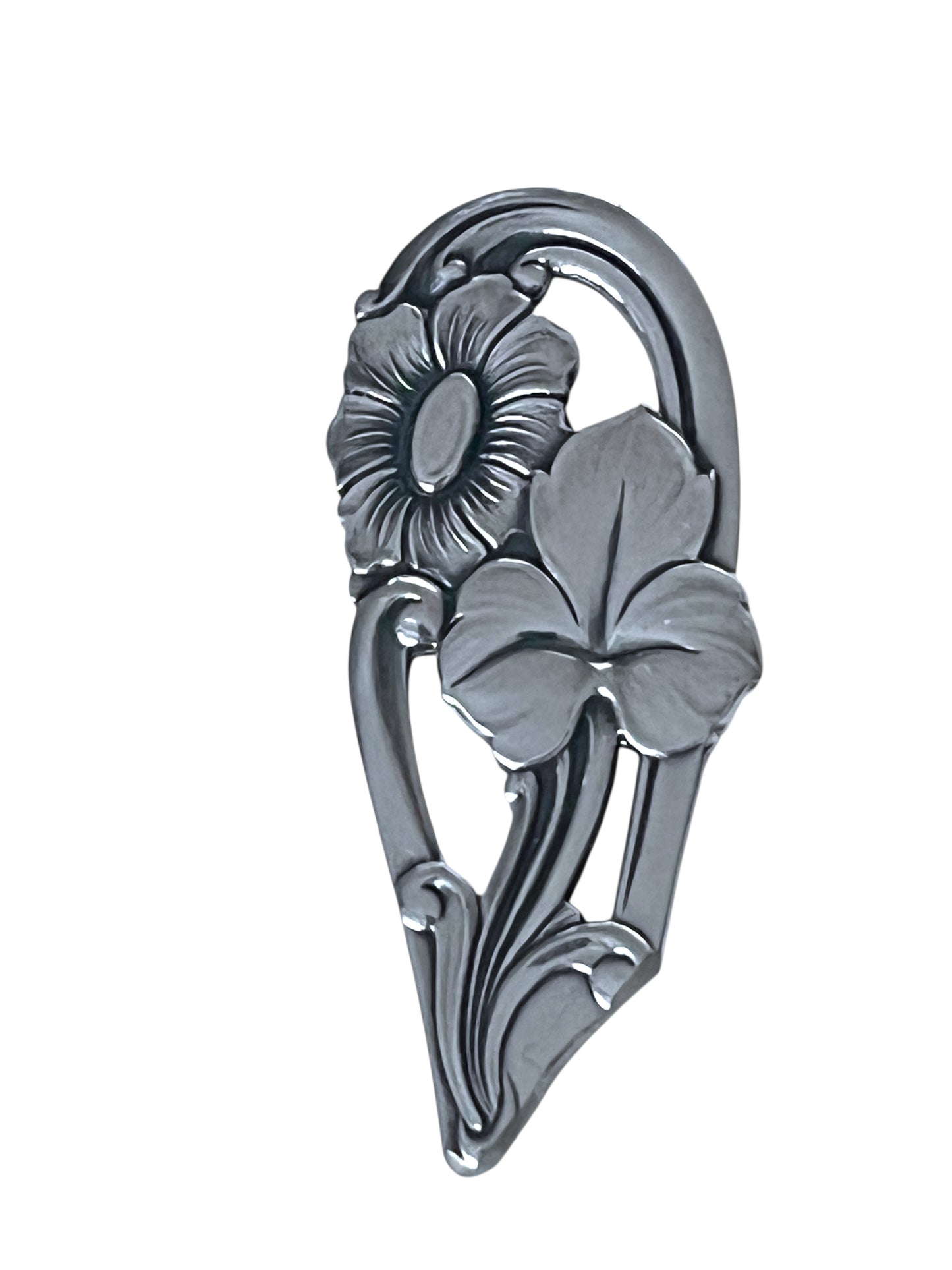 Detalje af Daisy broche stor lavet af gammelt bestik – elegant håndlavet smykke.