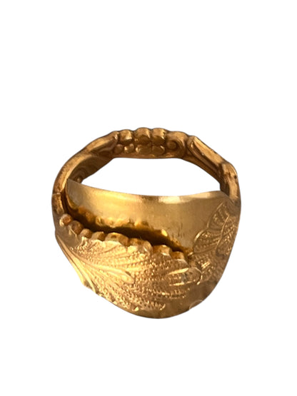 Forgyldt skering med botaniske detaljer og eksklusivt udtryk, ring af gammelt bestik i varm gylden tone, lavet af Monnas Smykkedesign
