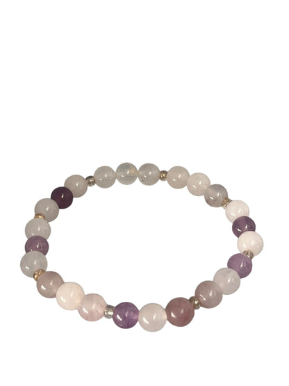 Pink jade Krystal armbånd sammensat af naturlige sten med unikke nuancer og teksturer, skabt som et enkelt og personligt smykke, lavet af Monnas Smykkedesign