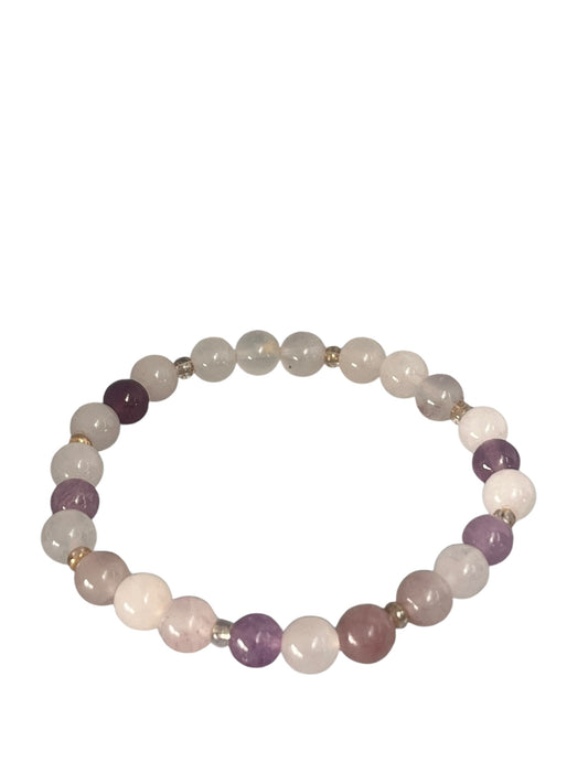 Pink jade Krystal armbånd sammensat af naturlige sten med unikke nuancer og teksturer, skabt som et enkelt og personligt smykke, lavet af Monnas Smykkedesign
