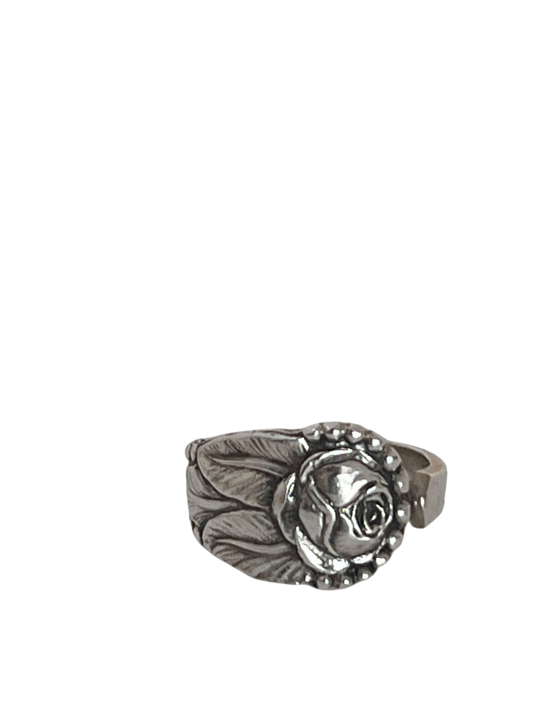 Detalje af rosenring med ophævet rosenknop og fine blade, håndlavet ring af gammelt bestik i sølvplet. Lavet af Monnas Smykkedesign