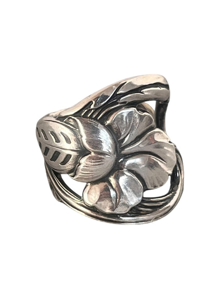 Ring af gammelt bestik med smuk overflade og detaljer fra marmeladeske, unik ske ring i sølvplet, lavet af Monnas Smykkedesign