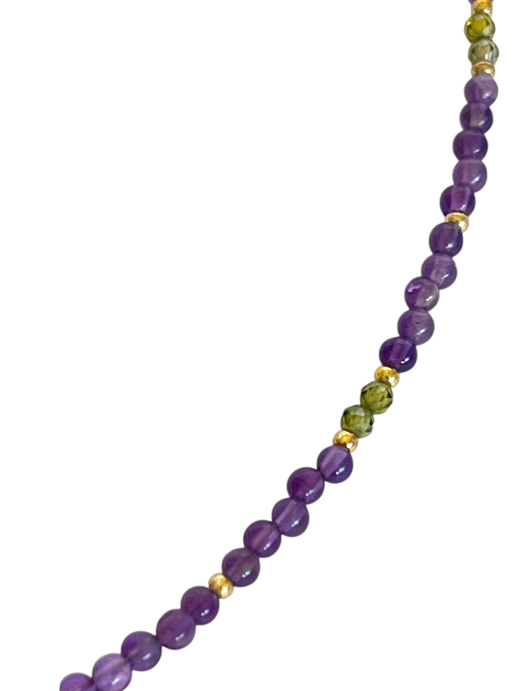 Detalje af amethyst halskæde med facetslebne ametyststen – elegant håndlavet design.