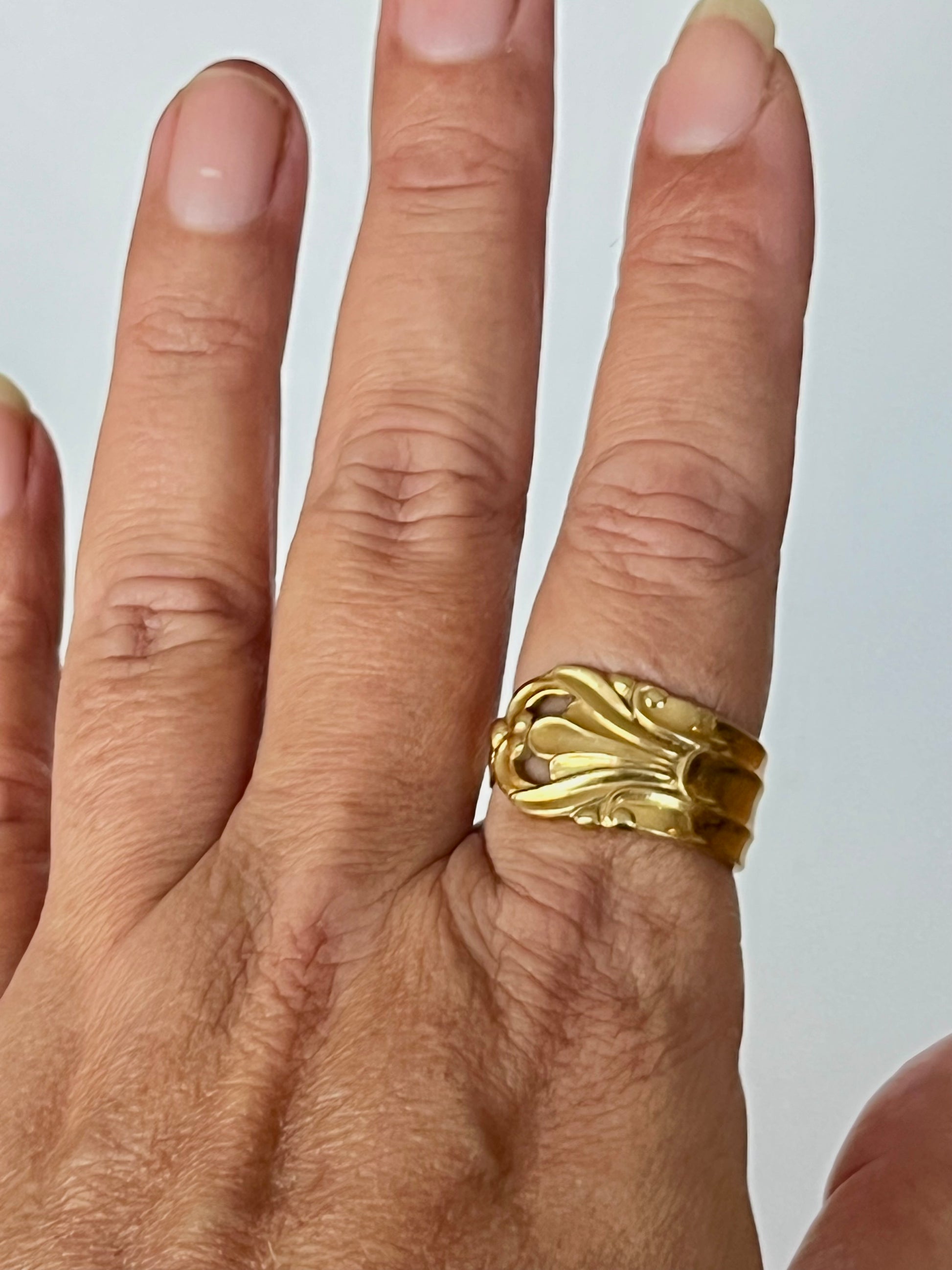 Forgyldt ring af gammelt bestik, håndlavet smykke i genbrugt sølvtøj