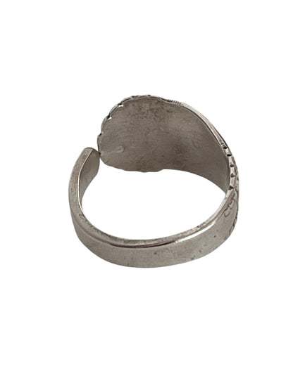 Håndlavet ring af gammelt bestik med romantisk rosemotiv, lavet af lille teske i dansk designet sølvtøj. Lavet af Monnas Smykkedesign 
