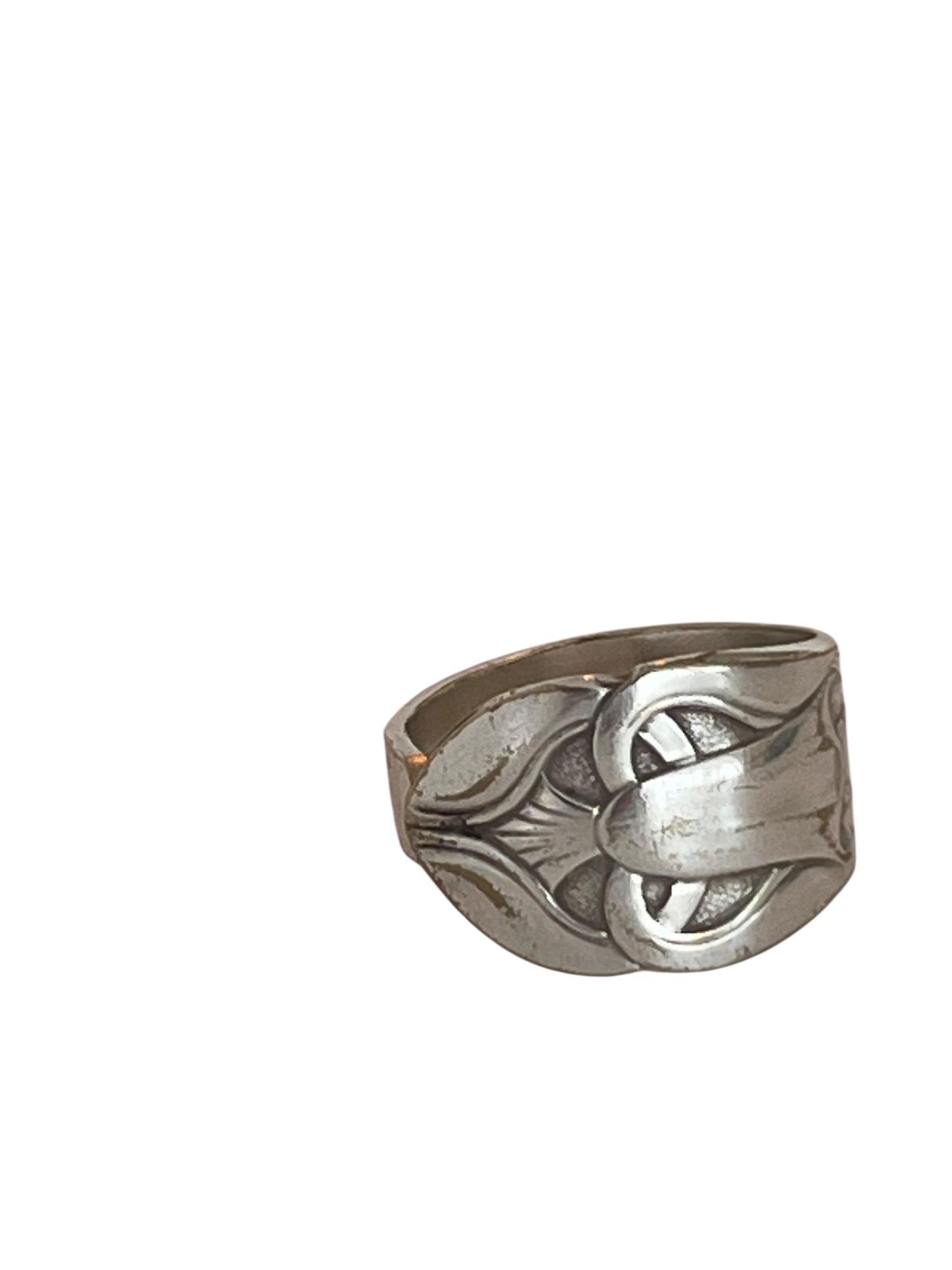 Håndlavet ring af gammelt bestik med diskret blomstermotiv, enkel ring lavet af sølvplet teske - lavet af Monnas Smykkedesign