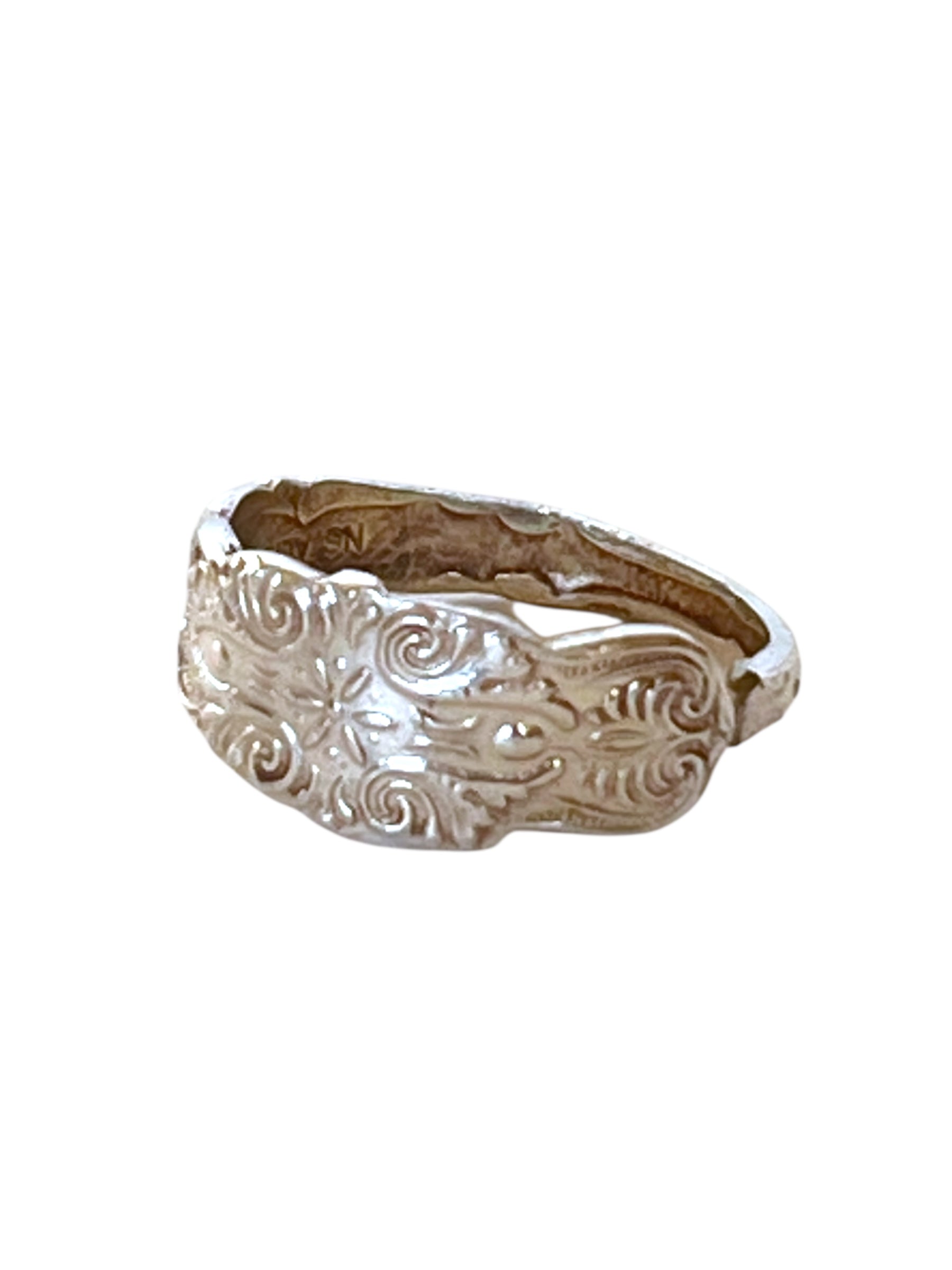 Detalje af symetisk ske ring lavet af gammelt bestik – elegant håndlavet vintage smykke.