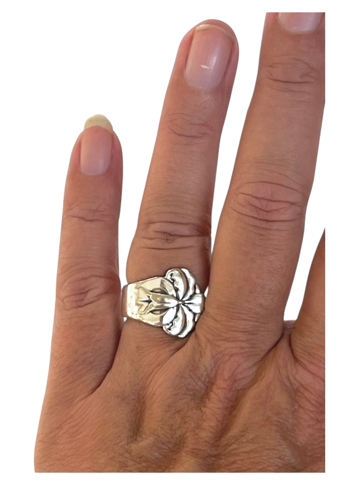 Detalje af orkidé ring lavet af gammelt bestik – unikt bæredygtigt smykke.