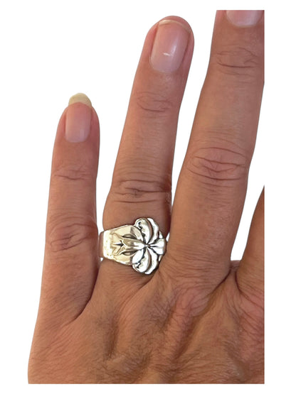 Detalje af orkidé ring lavet af gammelt bestik – unikt bæredygtigt smykke.