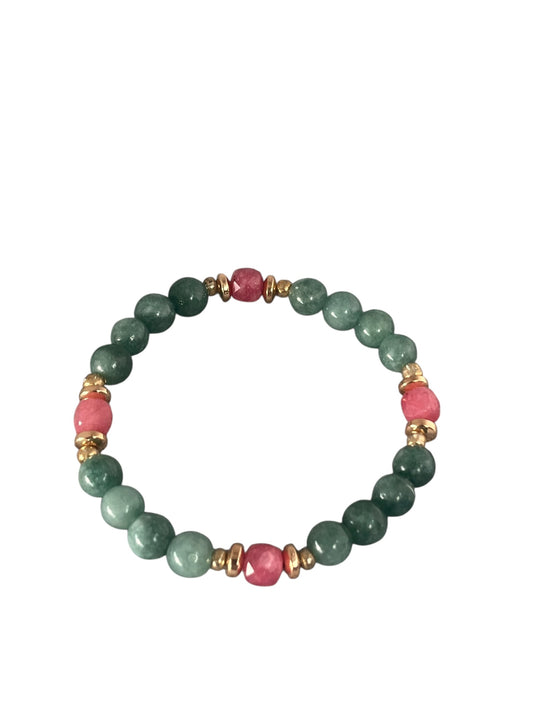 Grøn jade Krystal armbånd med naturlige smykkesten i harmoniske farver, håndlavet og unikt i sit udtryk, lavet af Monnas Smykkedesign