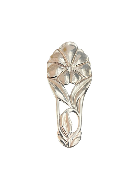 Håndlavet broche af gammelt bestik med smukt blomstermotiv fra ske, elegant ske broche i sølvplet, lavet af Monnas Smykkedesign