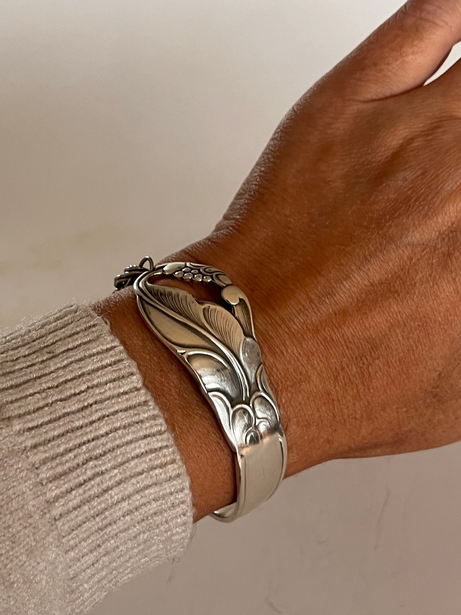 smykke lavet af en sølvske, skeen har et mønster af et blad fra et egetræ.  armbåndet er et helt unikt smykke lavet fra antikt bestik , lavet af Monnas Smykkedesign