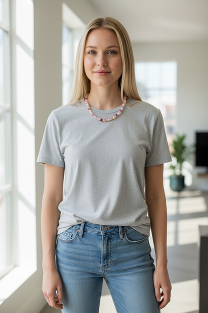 Håndlavet krystalhalskæde med rosakvarts og feminine krystaller i rosa nuancer, lavet af Monnas Smykkedesign