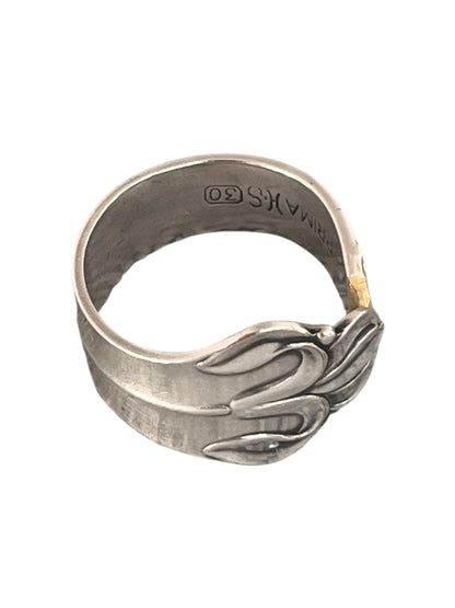Sidevisning af ske ring med blomsterknop, let og diskret ring af gammelt bestik der ligger behageligt på fingeren, lavet af Monnas Smykkedesign