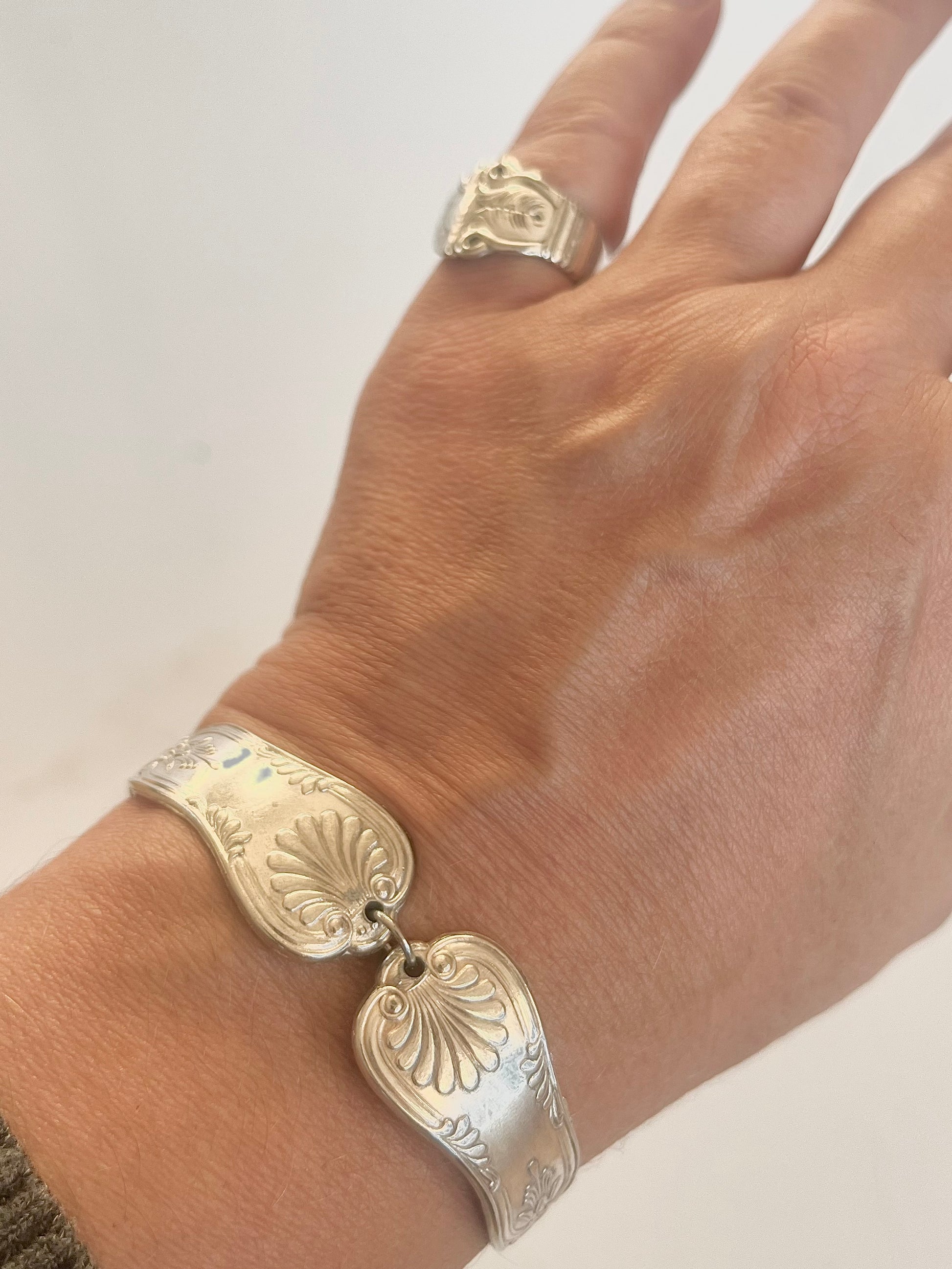 Musling armbånd – håndlavet sølv smykke med muslinge mønster i gammelt bestik
