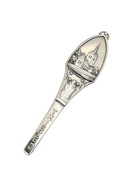 Håndlavet broche af gammelt bestik med teksten Thisted og bymotiv med kirke, klassisk brochenål lavet af ske, lavet af Monnas Smykkedesign