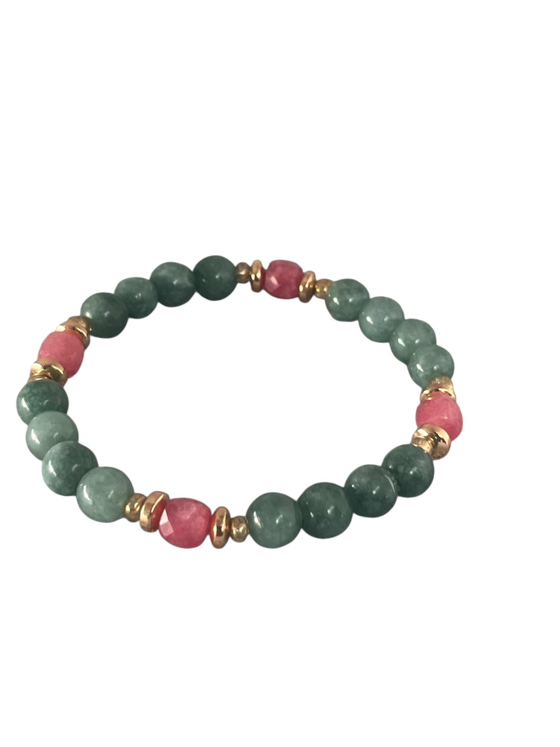 Grøn jade Krystal armbånd med ægte sten og naturlige variationer, trukket på elastik og skabt med fokus på ro og balance, lavet af Monnas Smykkedesign