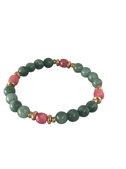 Grøn jade Krystal armbånd med ægte sten og naturlige variationer, trukket på elastik og skabt med fokus på ro og balance, lavet af Monnas Smykkedesign