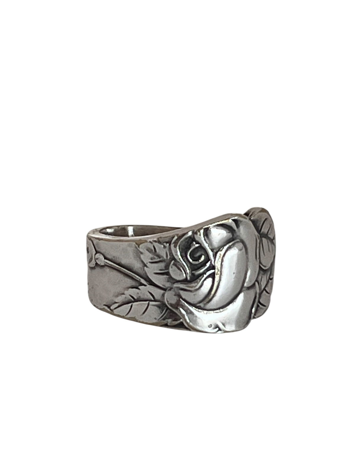 Håndlavet ring af gammelt bestik med rose, rosenknop og blade, markant men let ring lavet af dansk teske i sølvplet, lavet af Monnas Smykkedesign