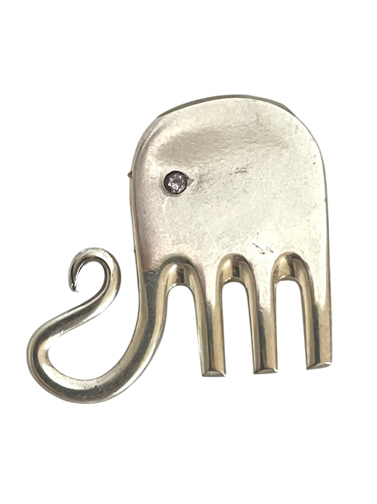 Elefant broche af gammelt bestik, håndlavet smykke i genbrugt sølvtøj , lavet af Monnas Smykkedesign 
