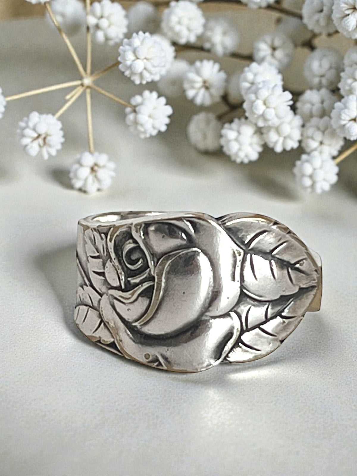 Ring af gammelt bestik med dramatisk rosemotiv, rose og rosenknop i dybt mønster med naturlig patina, lavet af Monnas Smykkedesign
