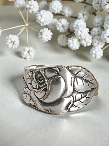 Ring af gammelt bestik med dramatisk rosemotiv, rose og rosenknop i dybt mønster med naturlig patina, lavet af Monnas Smykkedesign