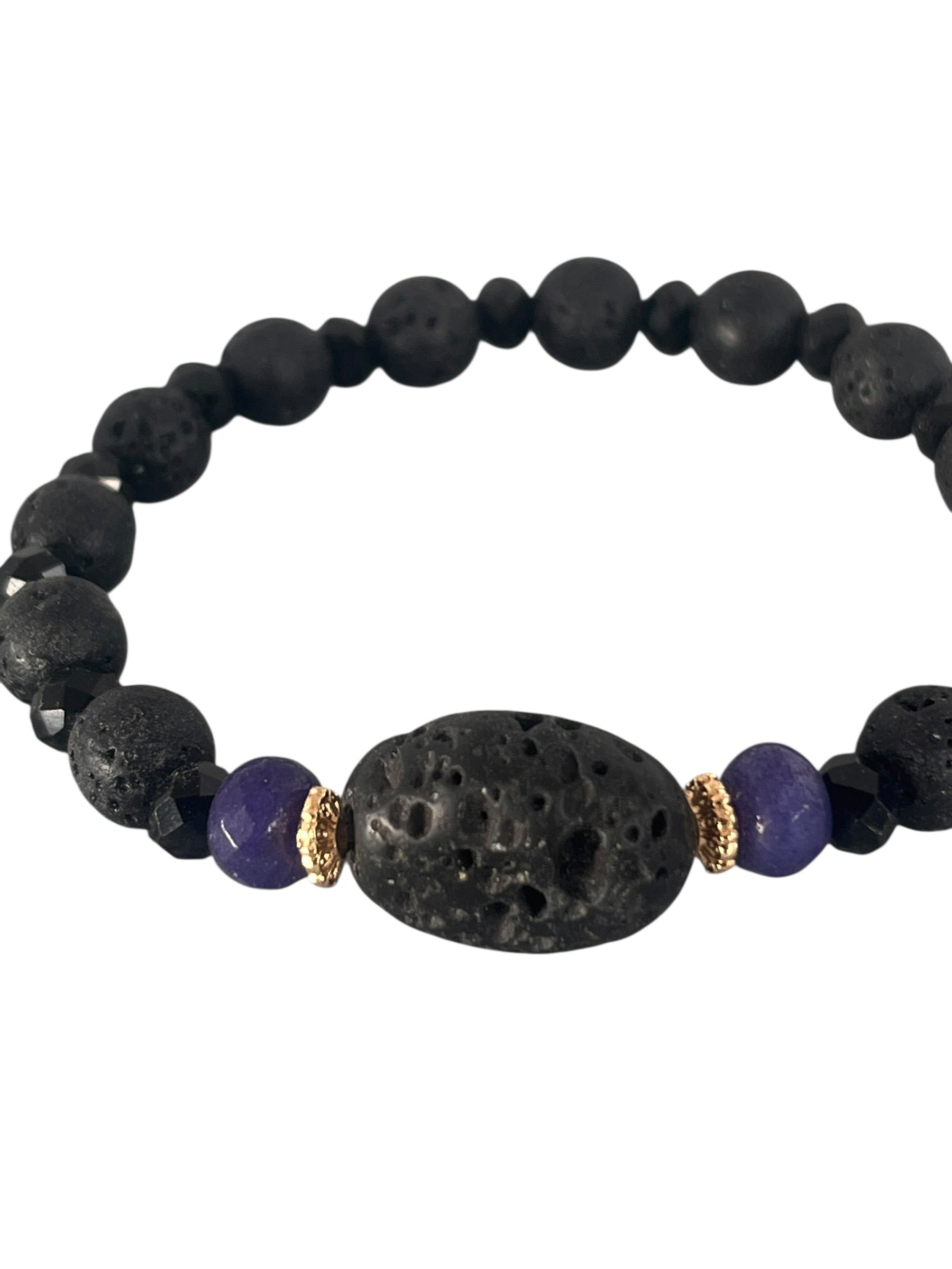 Lava Krystal armbånd med ægte sten og naturlige variationer, trukket på elastik og skabt med fokus på ro og balance, lavet af Monnas Smykkedesign