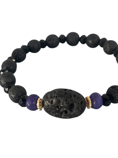 Lava Krystal armbånd med ægte sten og naturlige variationer, trukket på elastik og skabt med fokus på ro og balance, lavet af Monnas Smykkedesign