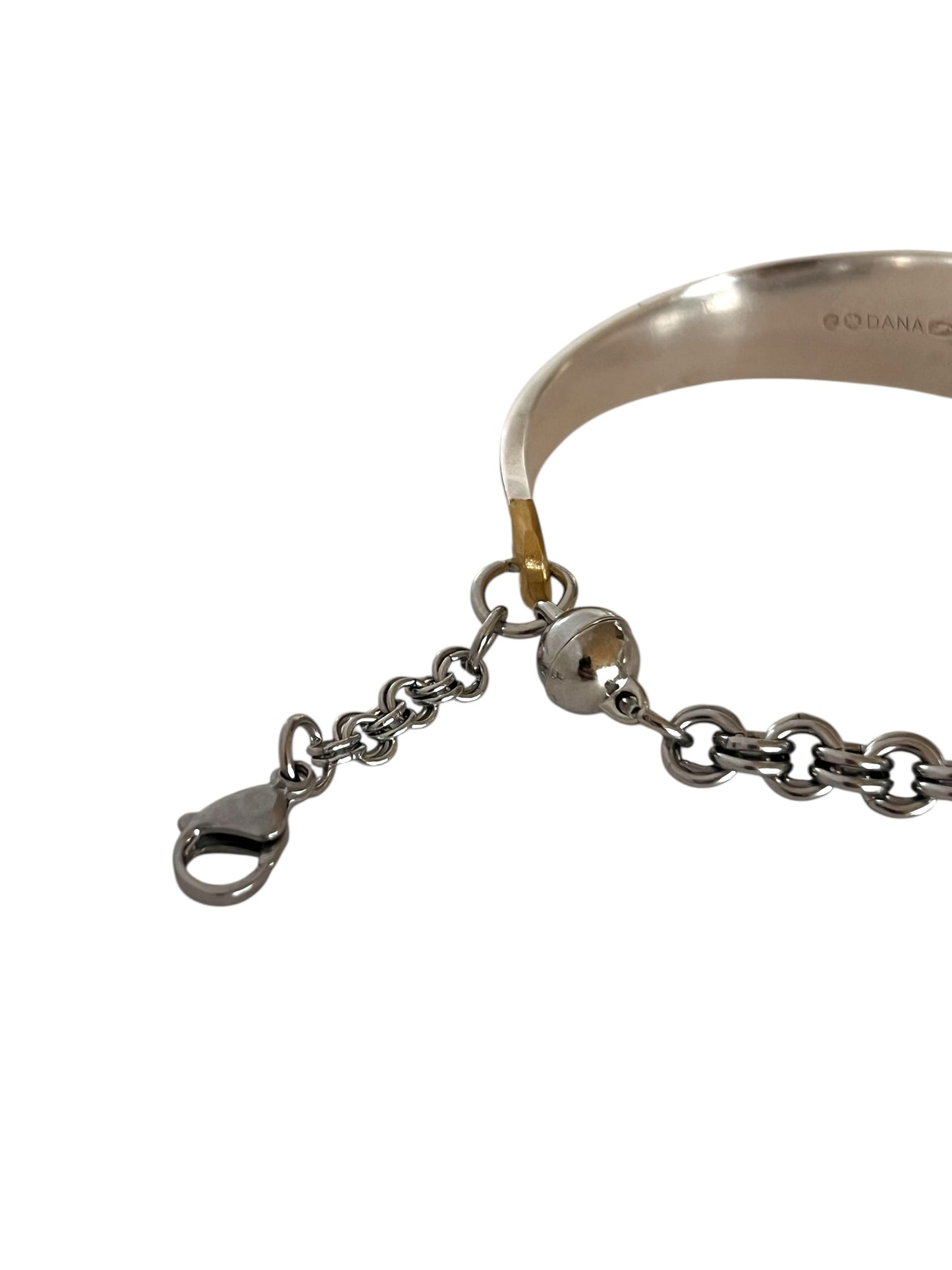 smykke lavet af en sølvske, skeen har et mønster af et blad fra et egetræ.  armbåndet er et helt unikt smykke lavet fra antikt bestik , lavet af Monnas Smykkedesign