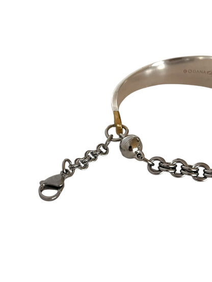 smykke lavet af en sølvske, skeen har et mønster af et blad fra et egetræ.  armbåndet er et helt unikt smykke lavet fra antikt bestik , lavet af Monnas Smykkedesign