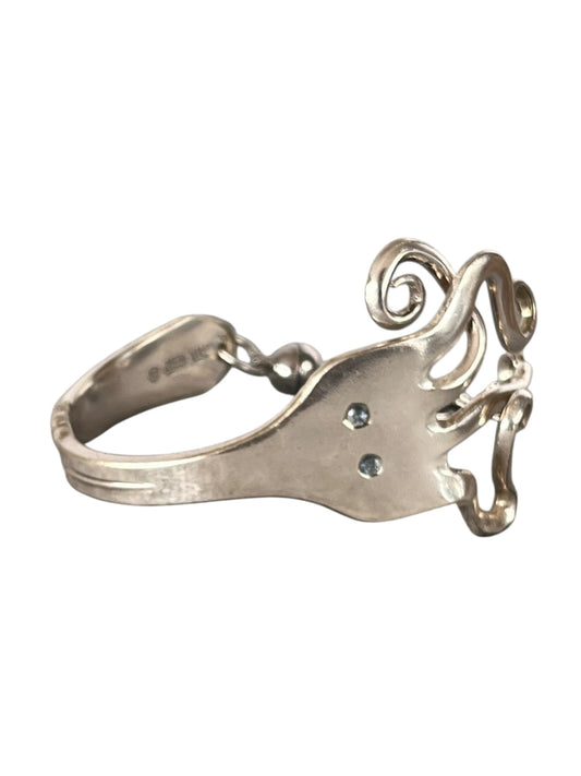Håndlavet armbånd af gaffel med blæksprutte motiv lavet af genbrugt bestik, unikt smykke lavet af Monnas Smykkedesign