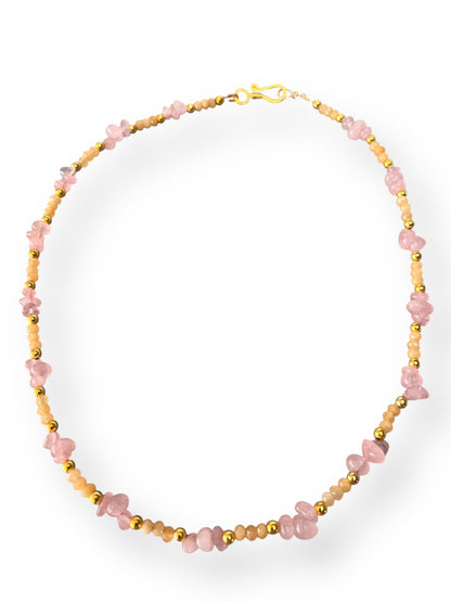 Krystal halskæde med honning calcite og rosakvarts, halskæde med krystaller i varme gule og rosa nuancer på wire, lavet af Monnas Smykkedesign
