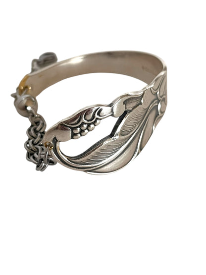 smykke lavet af en sølvske, skeen har et mønster af et blad fra et egetræ.  armbåndet er et helt unikt smykke lavet fra antikt bestik , lavet af Monnas Smykkedesign