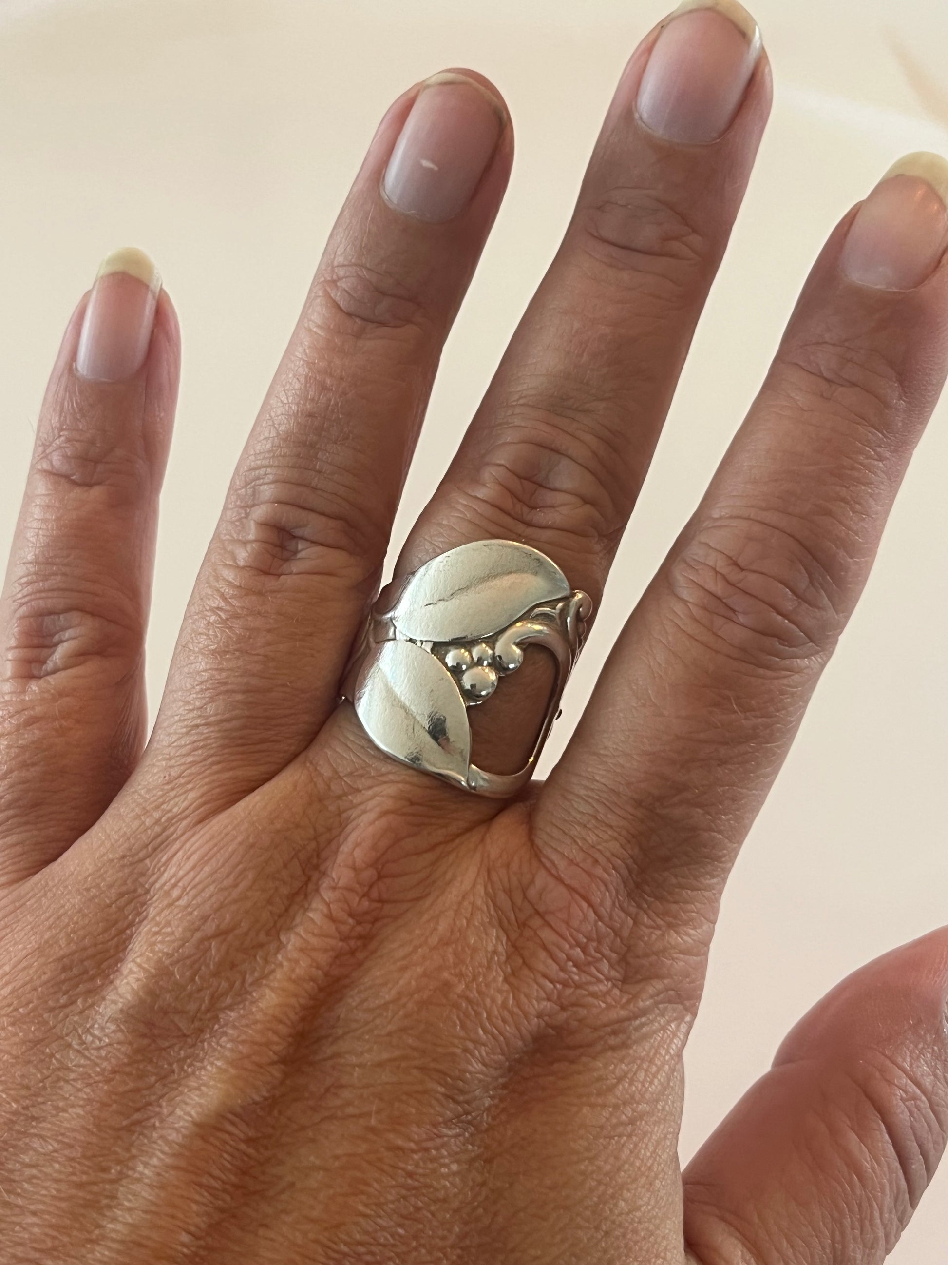 Ring af gammelt bestik – håndlavet vintage smykke i genbrugt sølvtøj , lavet af Monnas Smykkedesign 
