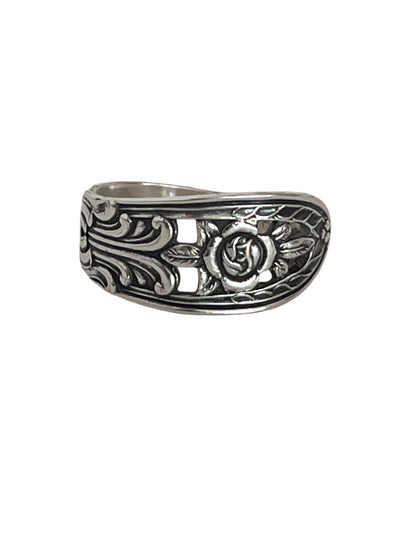 Håndlavet ring af antik svensk teske fra starten af 1900-tallet med blomster og hulmønster i skønvirke, lavet af gammelt bestik og genbrugt sølvtøj