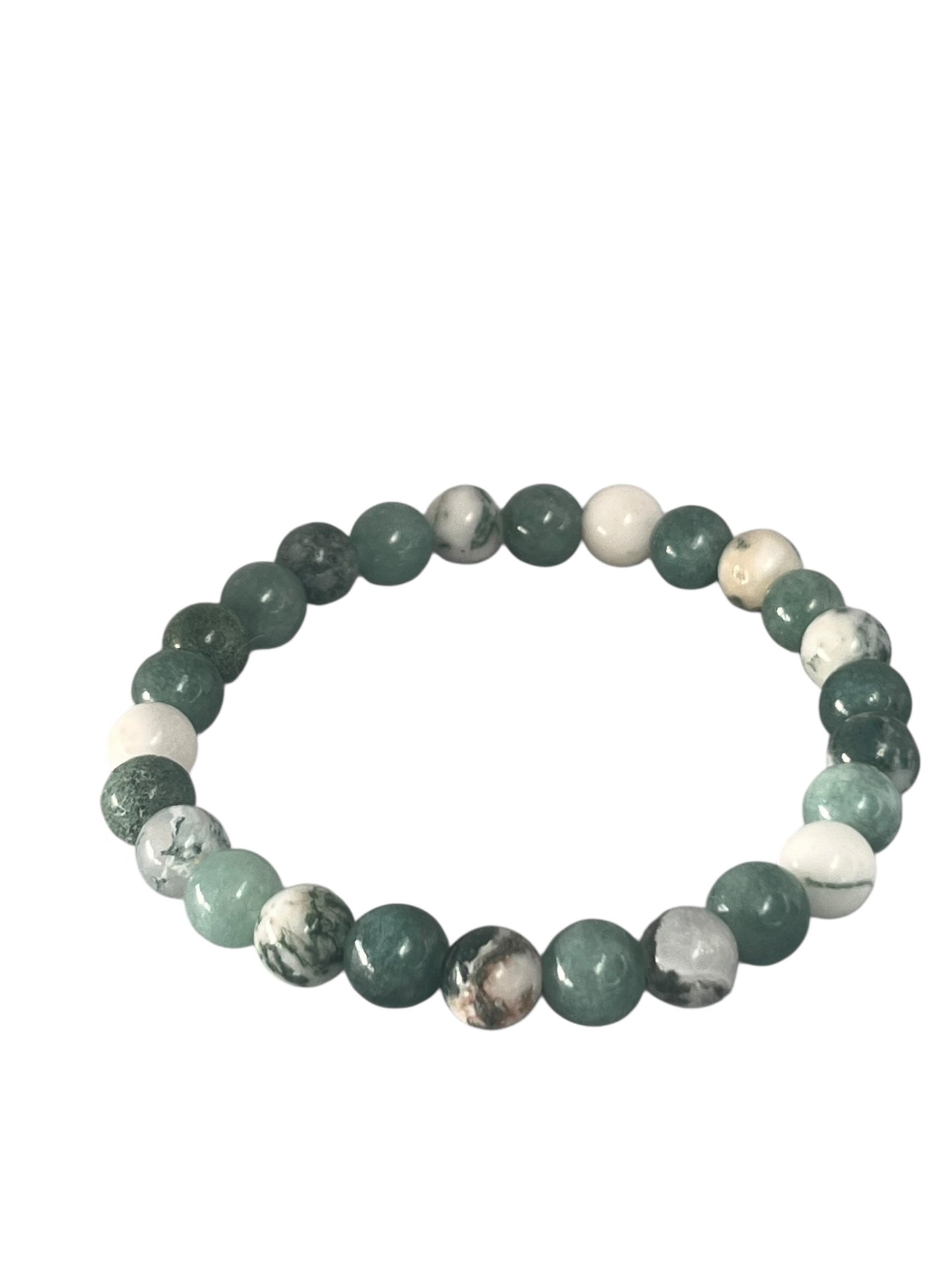 Grøn træ agat Krystal armbånd med ægte krystaller og smukke farvespil, et håndlavet smykke inspireret af naturens former, lavet af Monnas Smykkedesign