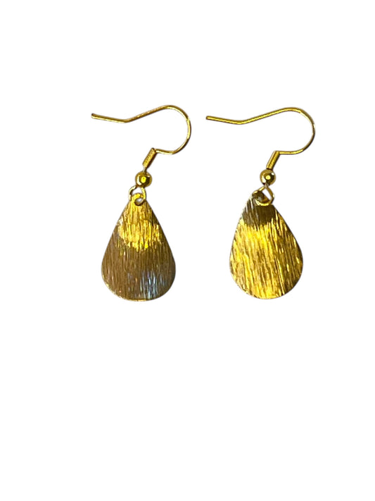 Golden Droplet øreringe med gyldne detaljer – elegant håndlavet smykke.