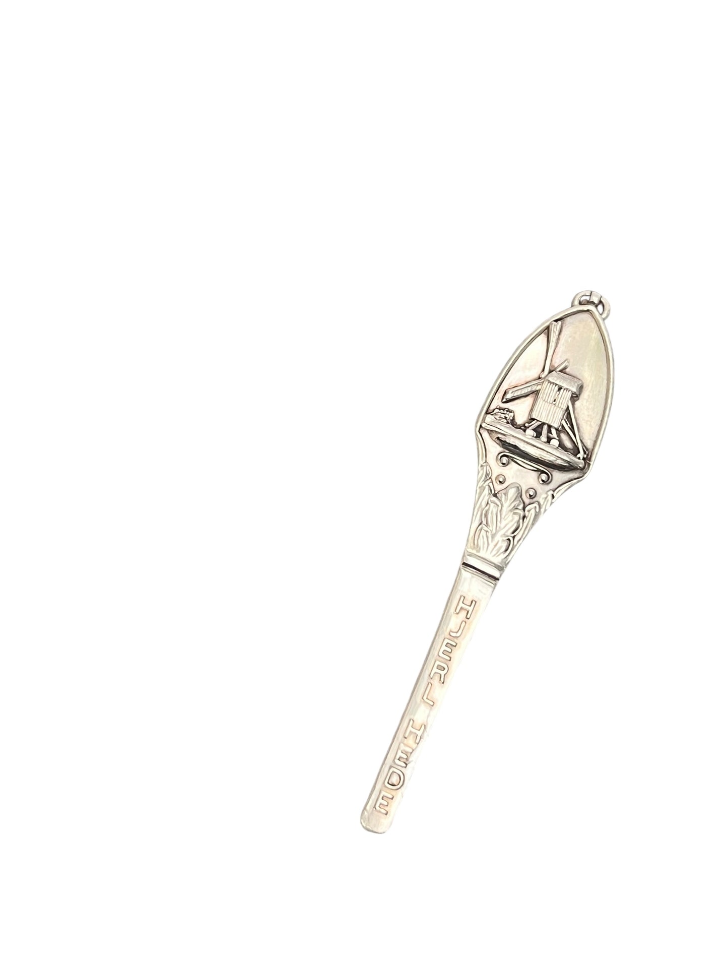 Håndlavet broche af gammelt bestik med teksten Hjerl Hede og motiv af vindmølle, klassisk brochenål lavet af ske, lavet af Monnas Smykkedesign