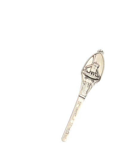 Håndlavet broche af gammelt bestik med teksten Hjerl Hede og motiv af vindmølle, klassisk brochenål lavet af ske, lavet af Monnas Smykkedesign