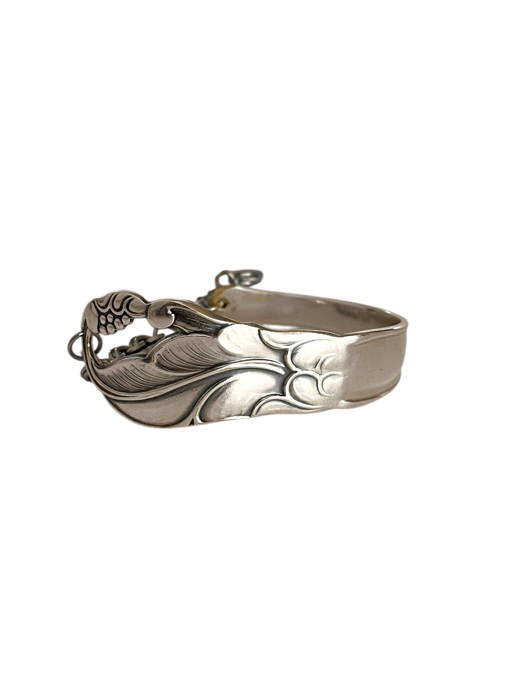 smykke lavet af en sølvske, skeen har et mønster af et blad fra et egetræ.  armbåndet er et helt unikt smykke lavet fra antikt bestik , lavet af Monnas Smykkedesign