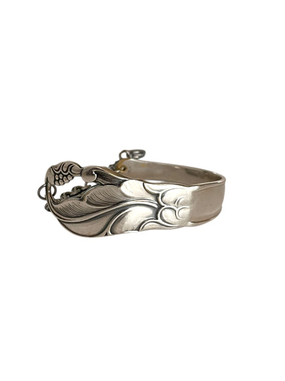 smykke lavet af en sølvske, skeen har et mønster af et blad fra et egetræ.  armbåndet er et helt unikt smykke lavet fra antikt bestik , lavet af Monnas Smykkedesign