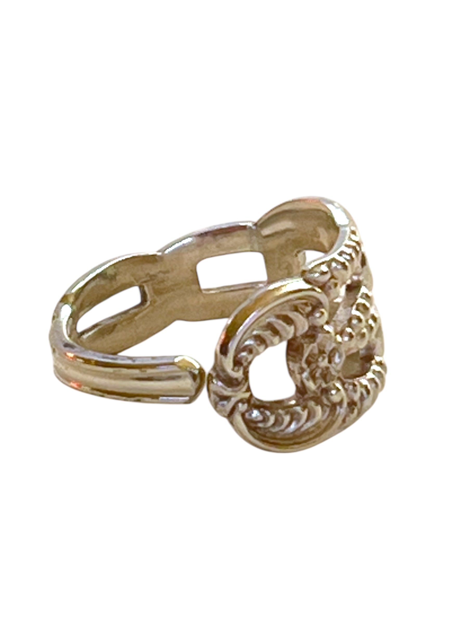 Detalje af Monstret ske ring lavet af gammelt bestik – elegant håndlavet vintage smykke.