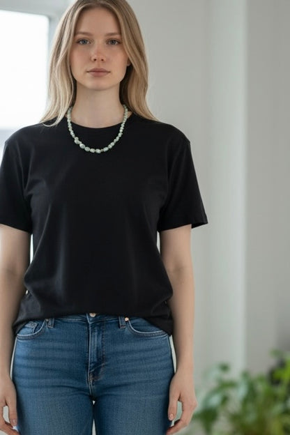 Eksklusiv krystaller halskæde vist på model, akvamarin og barok perle der kan bæres til både hverdag og fest, lavet af Monnas Smykkedesign